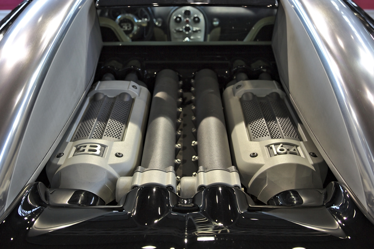 Bugatti_Veyron_Engine_1X7A7930.jpg