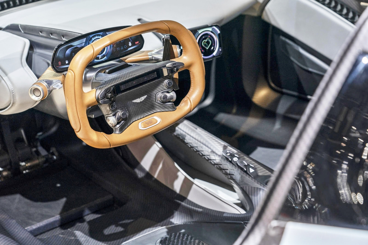 6_애스턴마틴 발할라 인테리어_CarBuzz.jpg