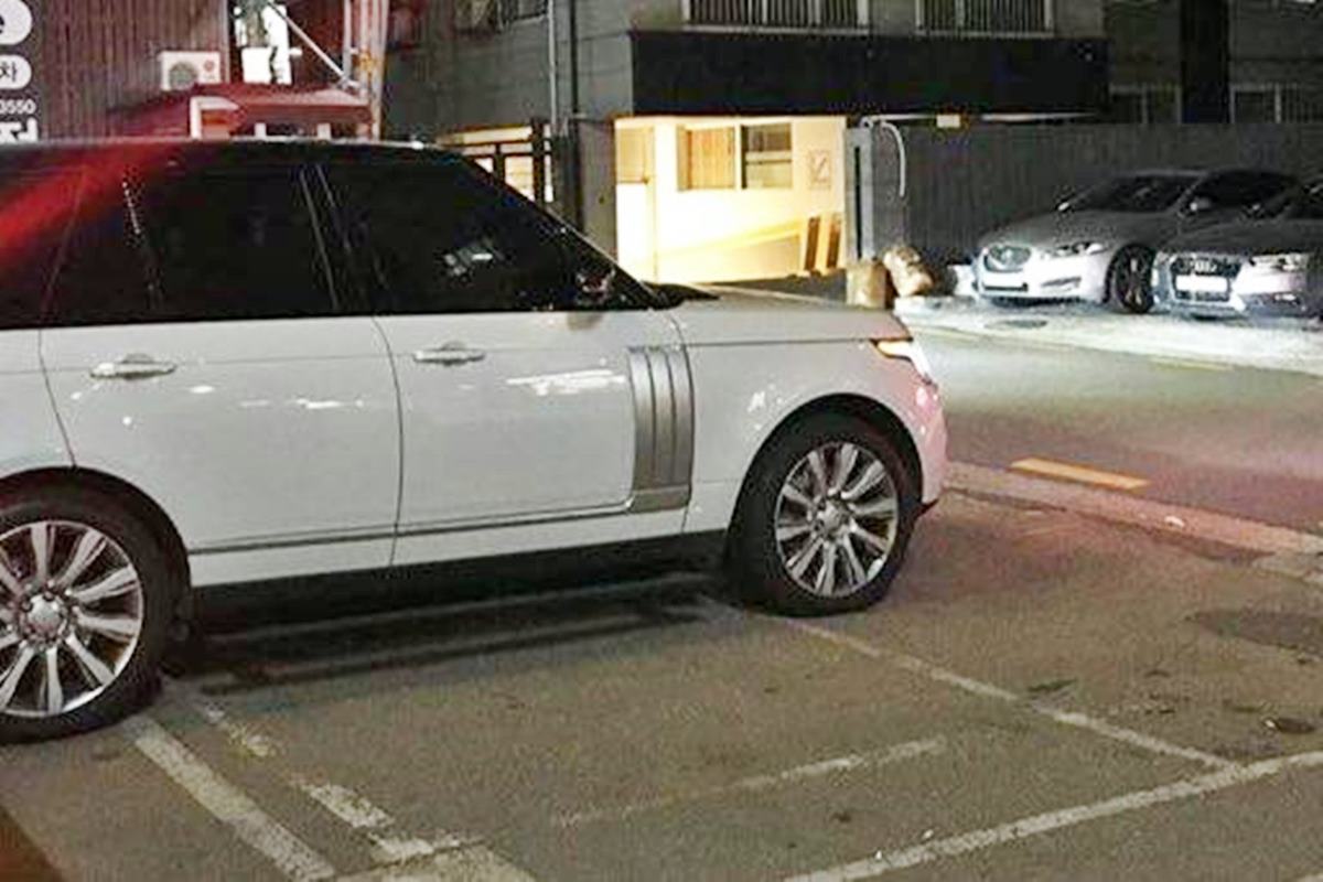 박서준이 소유한 것으로 알려진 레인지로버 사진 출처 = '보배드림'.jpg