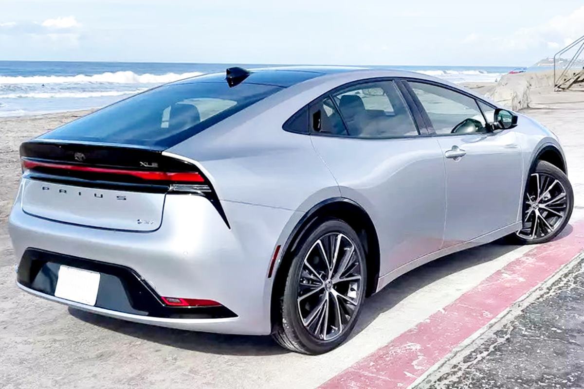 토요타 프리우스 Cars.com.jpg