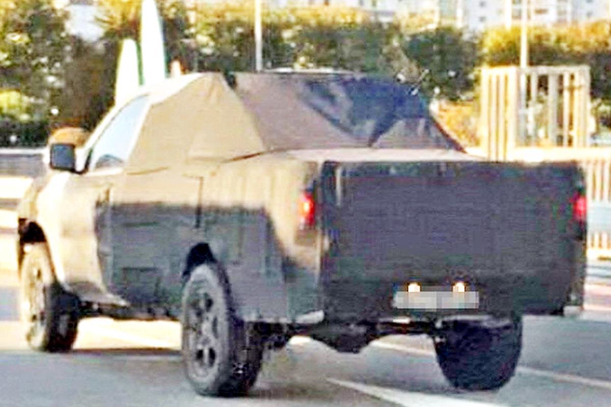 위장막이 목격된 모하비 픽업 버전 남차카페.jpg