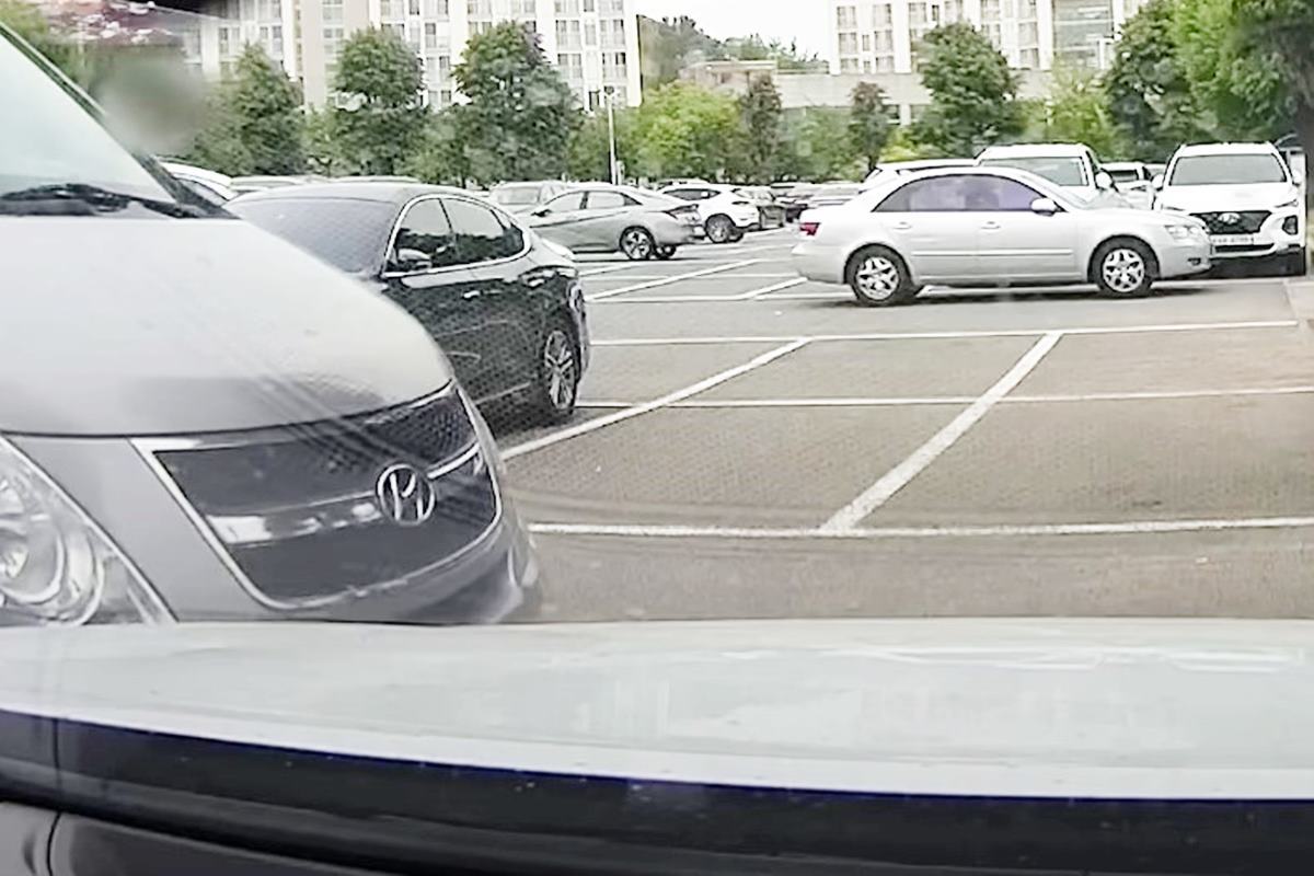 굴러오는 이중주차된 차  사진 출처 = '그것이 블랙박스'.jpg