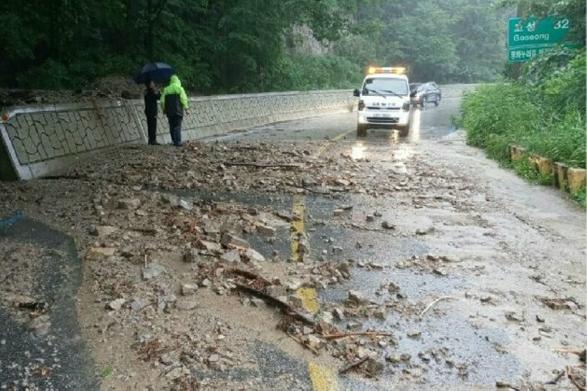 토사가 흘러내린 미시령.jpg