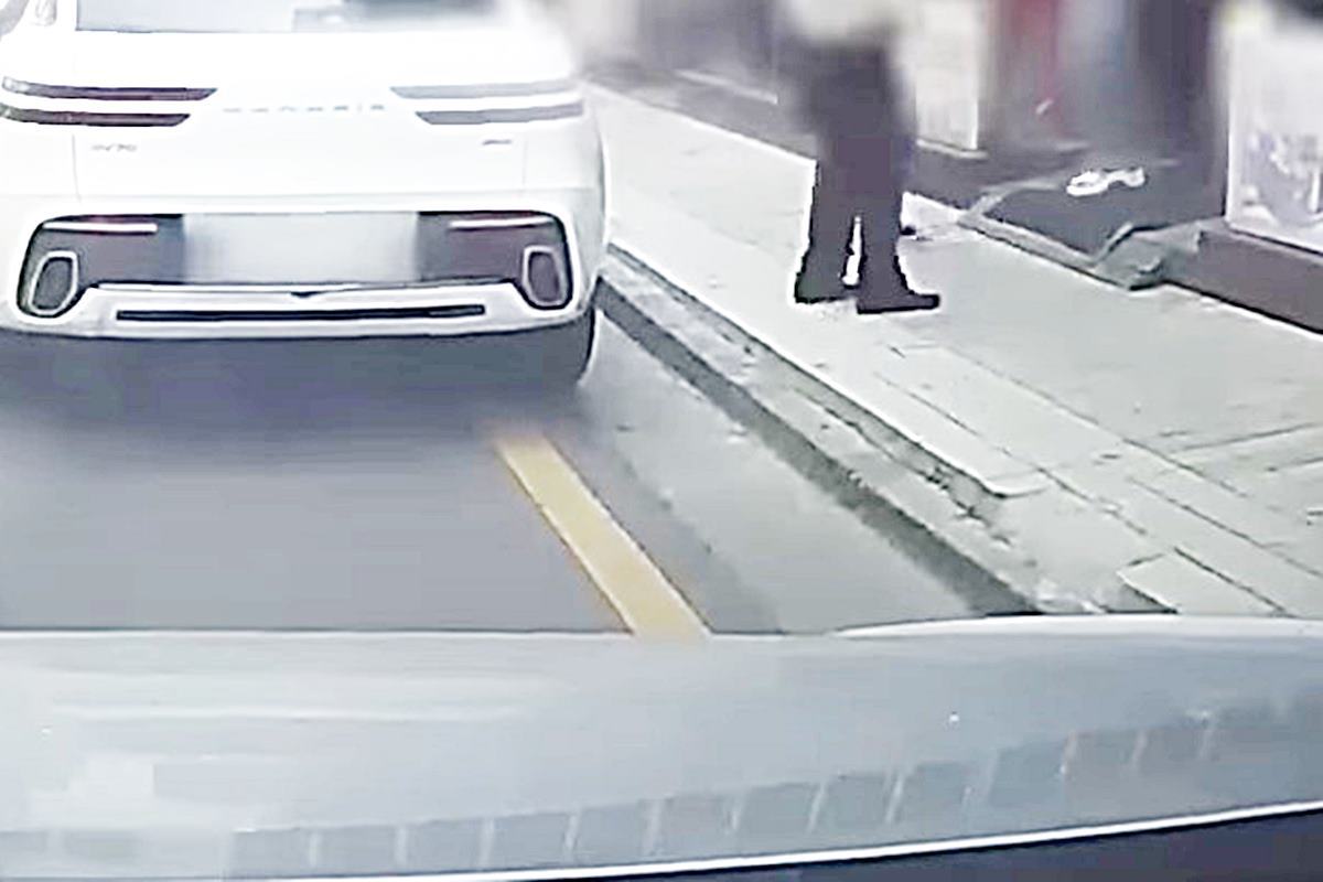 명백하게 보이는 황색 실선 사진 출처 = 유튜브 채널 '한문철TV'.jpg