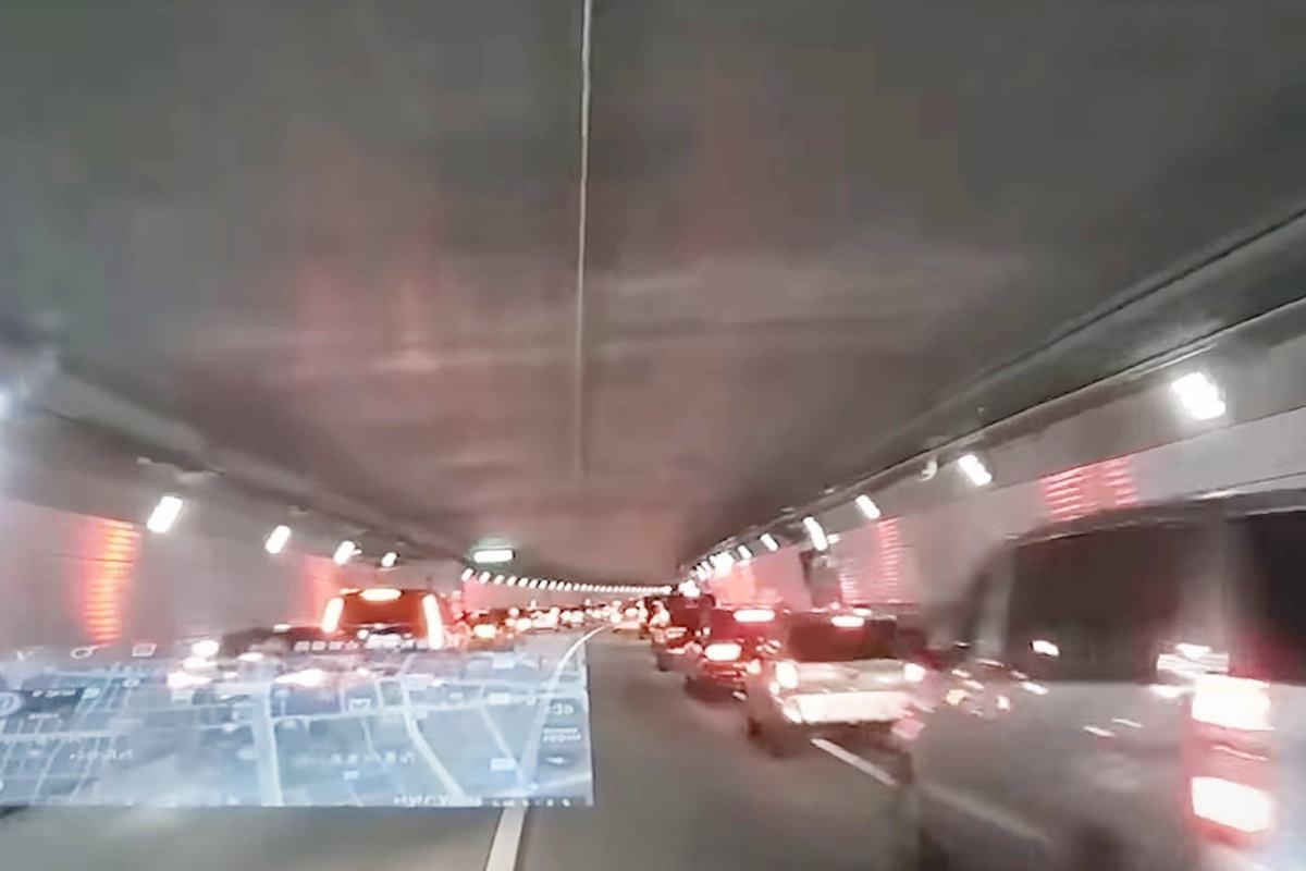 구급차에 길을 터주는 차들 사진 출처 = Youtube '한문철TV'.jpg