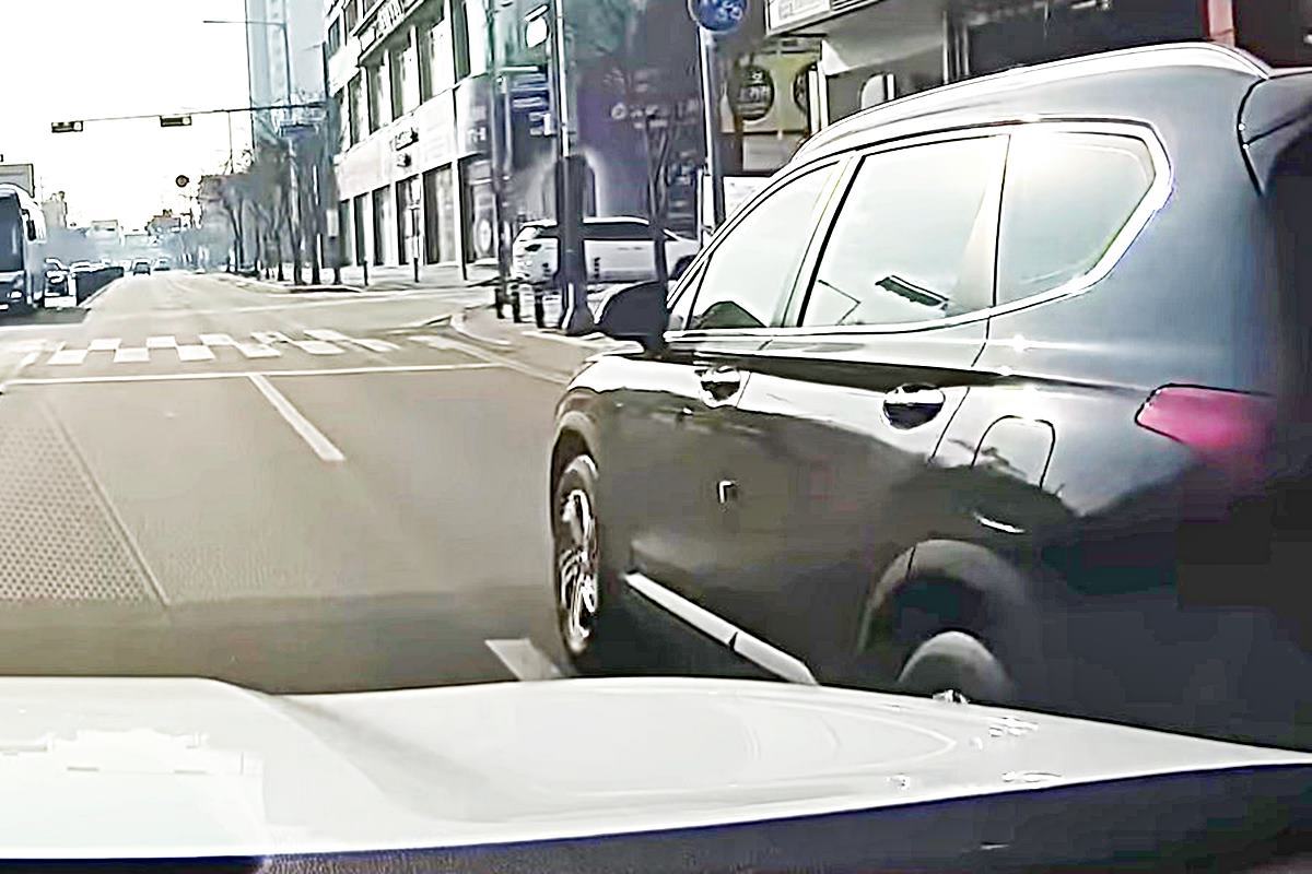 경적을 울리며 차를 세우려는 제보자 한문철TV.jpg