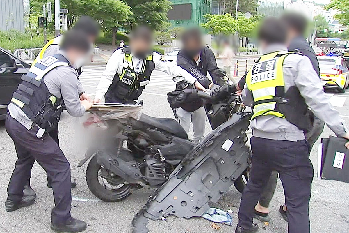 4_오토바이 사고 현장 수습하는 경찰_뉴스 1.jpg