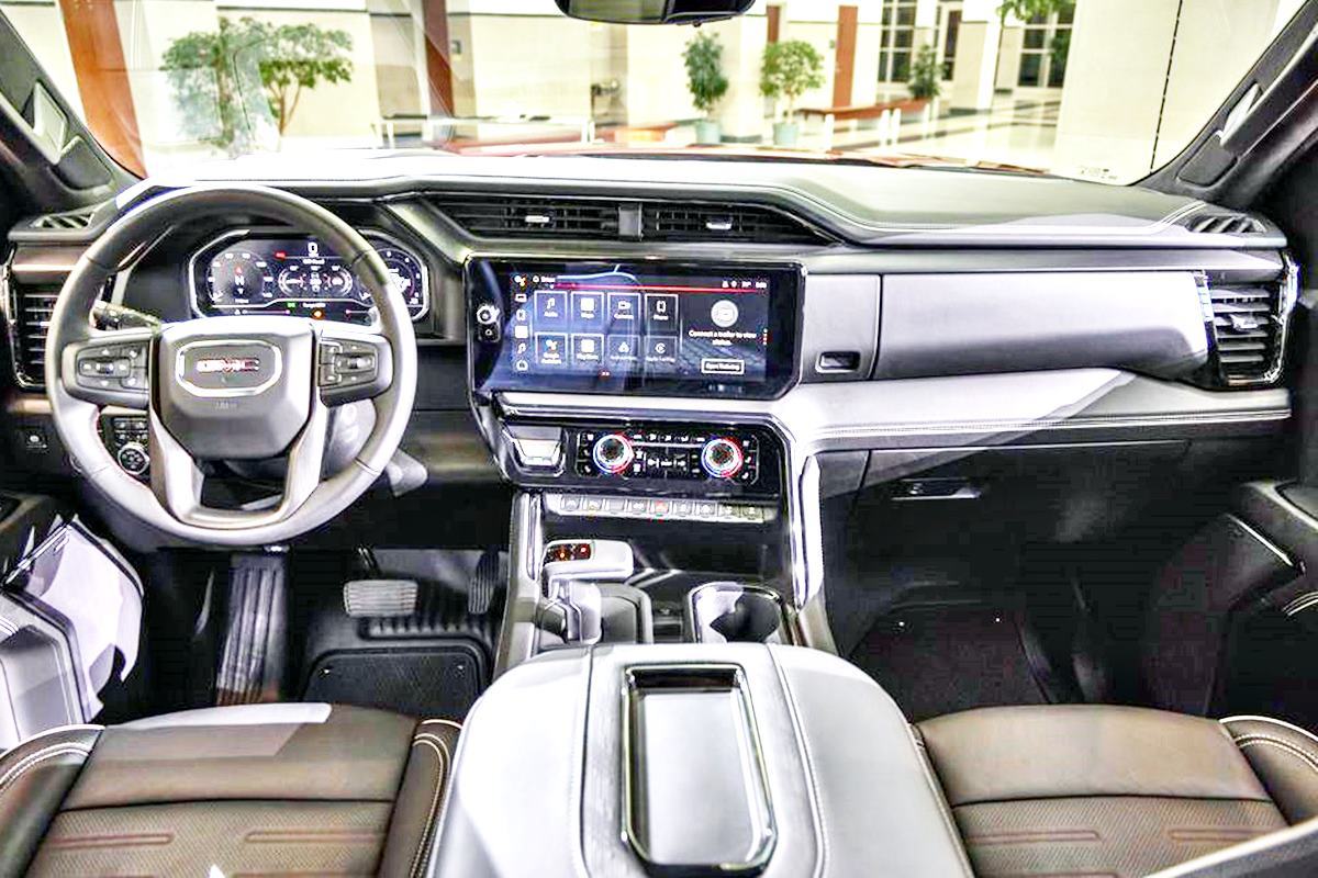 2022 GMC 시에라 내부 인테리어 Car and Driver.jpg