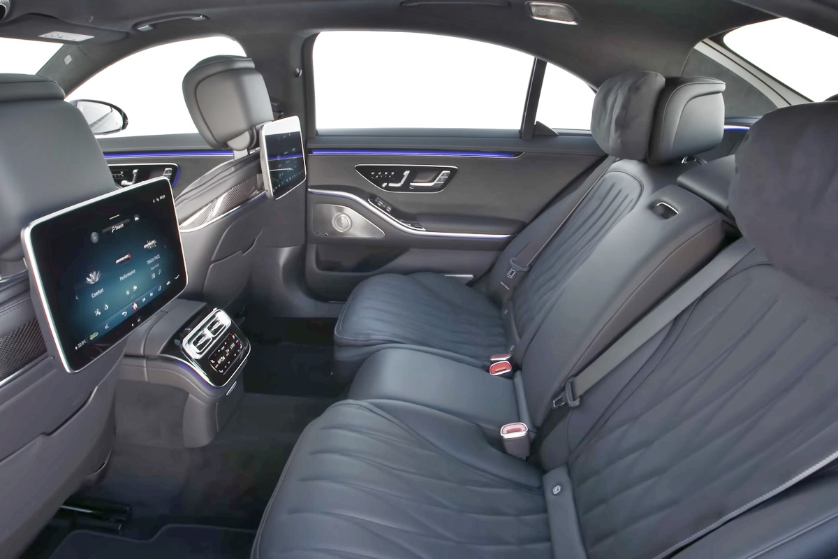 4_메르세데스 S63 AMG E 퍼포먼스 2열_유튜브 채널 'AutoTrader'.jpg