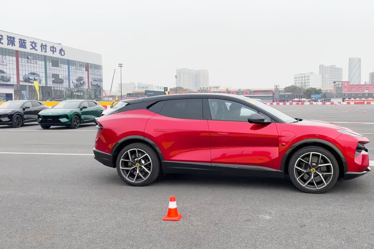 3_시승 행사에 투입된 로터스 엘레트라_유튜브 채널 'Jay in Shanghai'.jpg