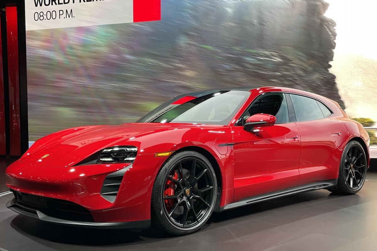 타이칸 스포츠 투리스모 왜건.jpg