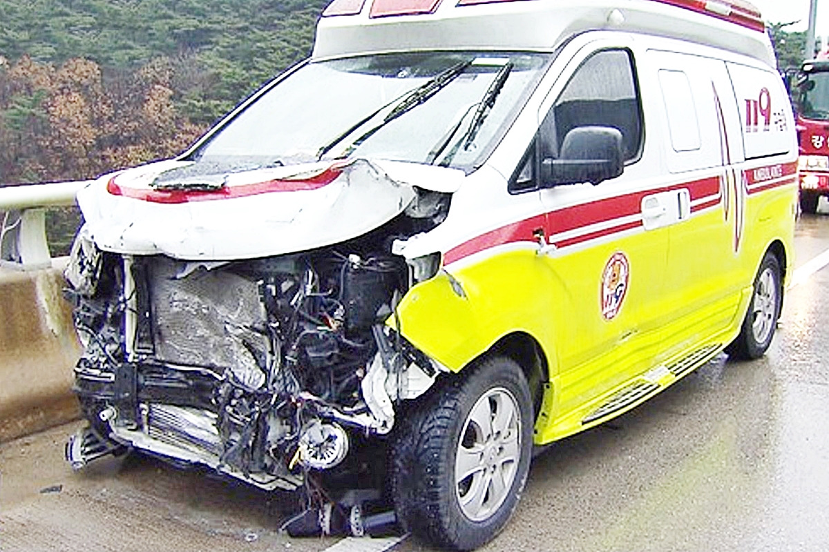 0_사고로 파손된 구급차.jpg