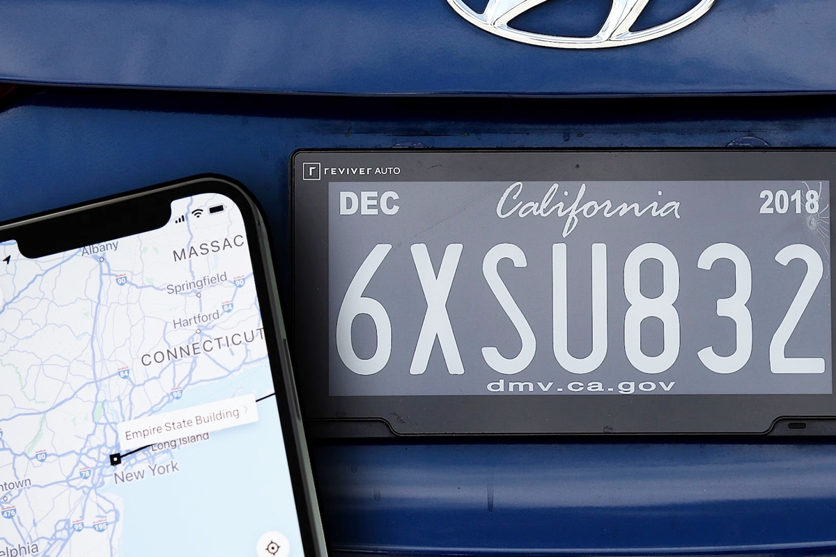 3_디지털 번호판 위치 추적 기능_Motor Trend.jpg