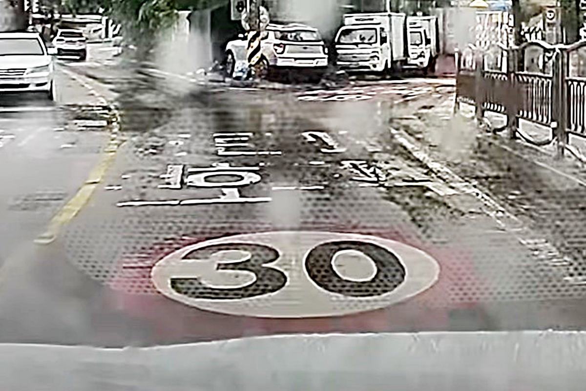 어린이 보호구역이라고 써있는 사고 당시 도로 사진 출처 = 유튜브 채널 '한문철TV'.jpg