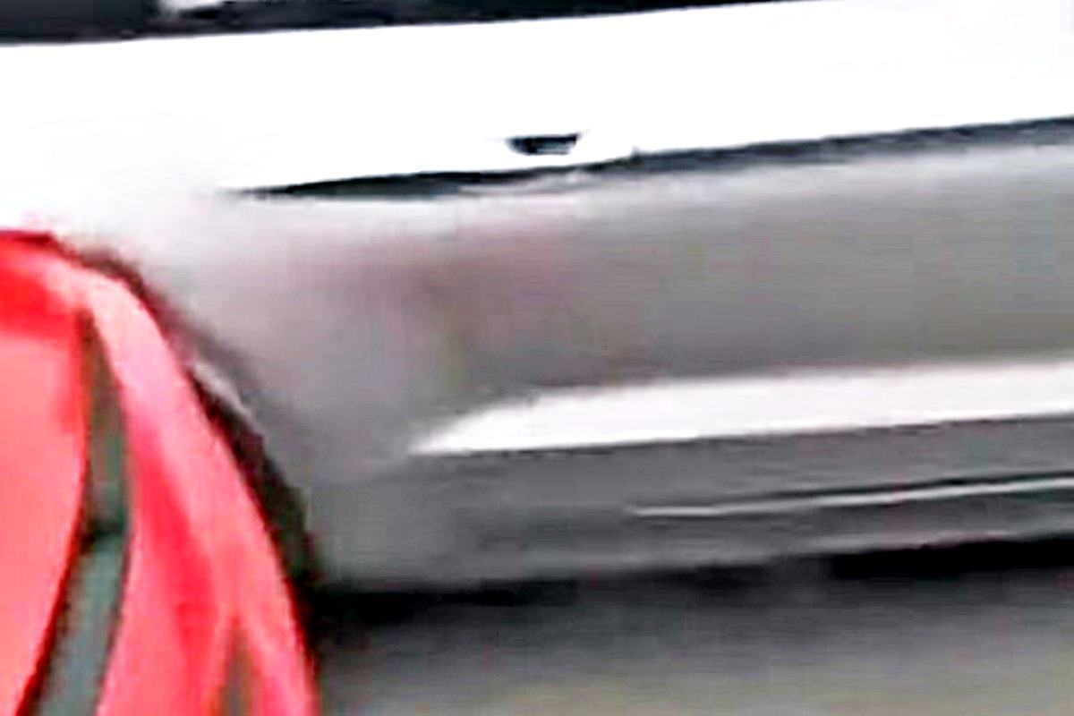 부딪친 두 차량 Youtube Cars And Kicks.jpg