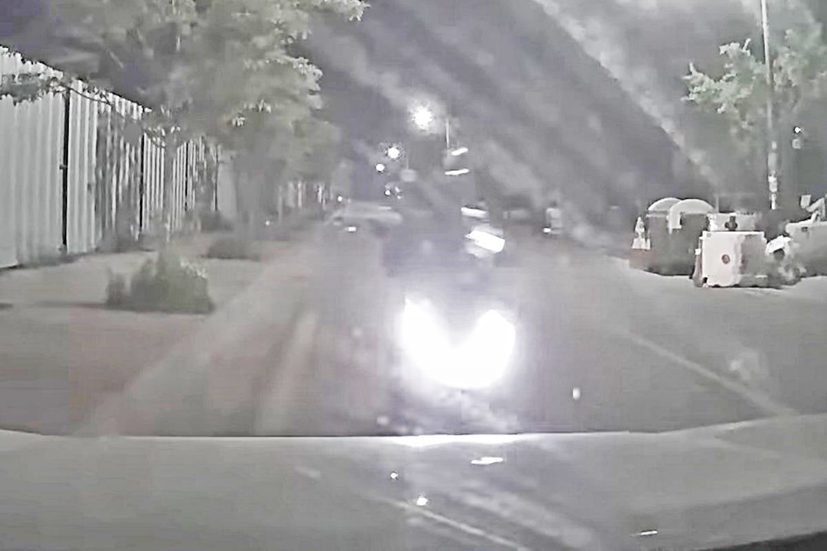 후방에서 달려드는 오토바이 사진 출처 = Youtube '한문철TV'.jpg