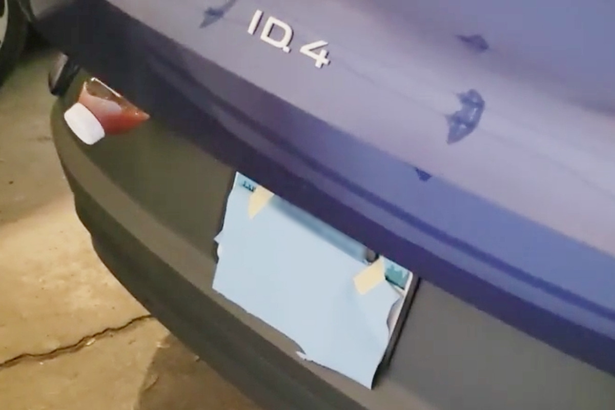 6_트렁크에 껴버린 케첩 통_VW ID Talk.jpg