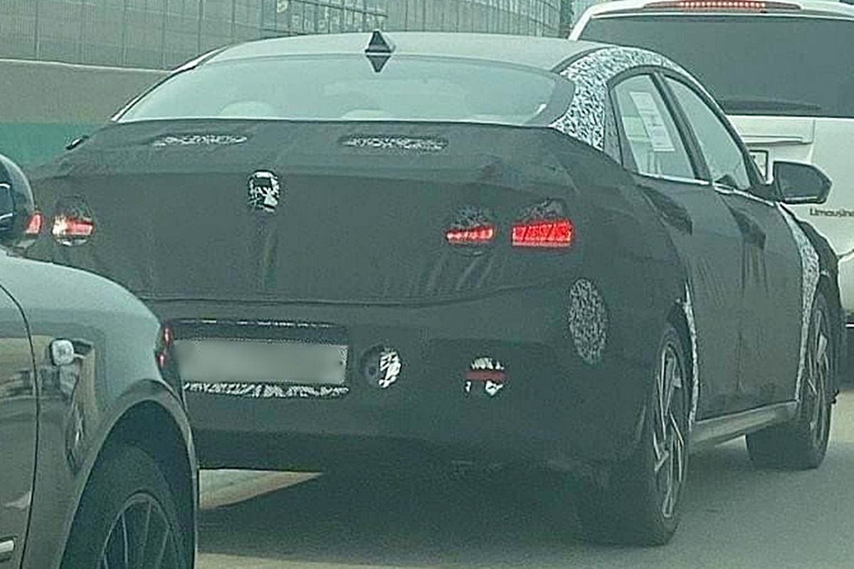 아반떼 페이스리프트 포착.jpg