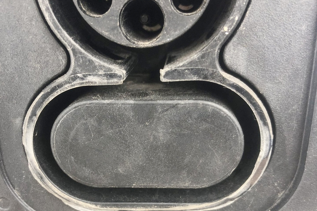 2_문제된 차량의 충전 단자.jpg