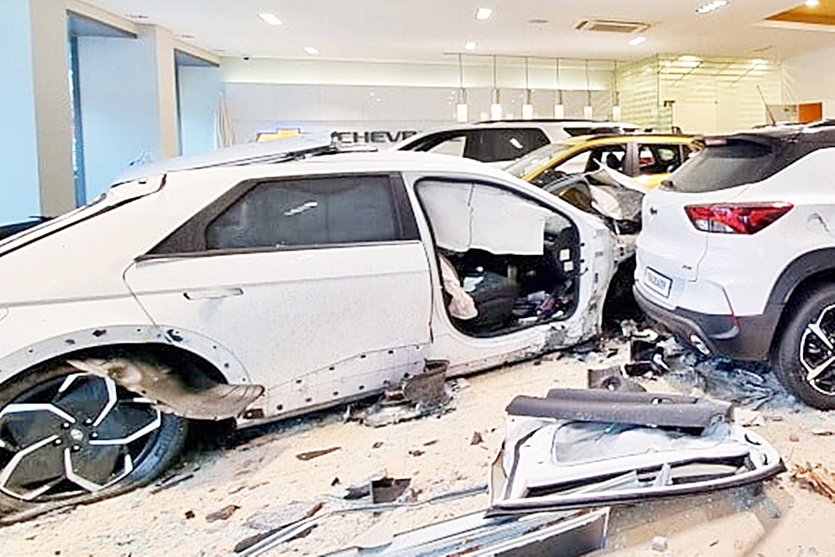 0_쉐보레 전시장으로 돌진한 현대 아이오닉 5 택시_강서소방서.jpg