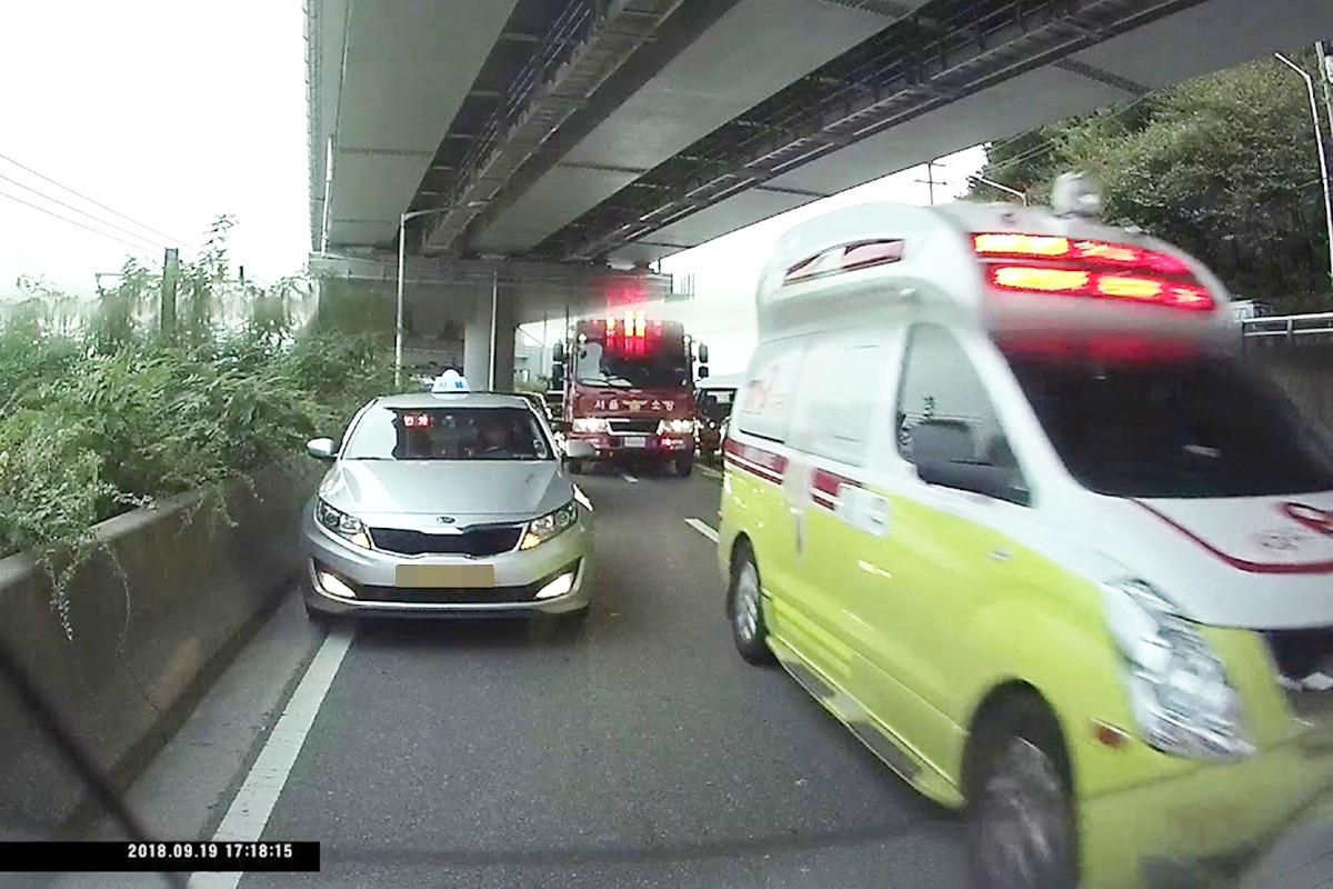 6_구급차 길 터주기.jpg