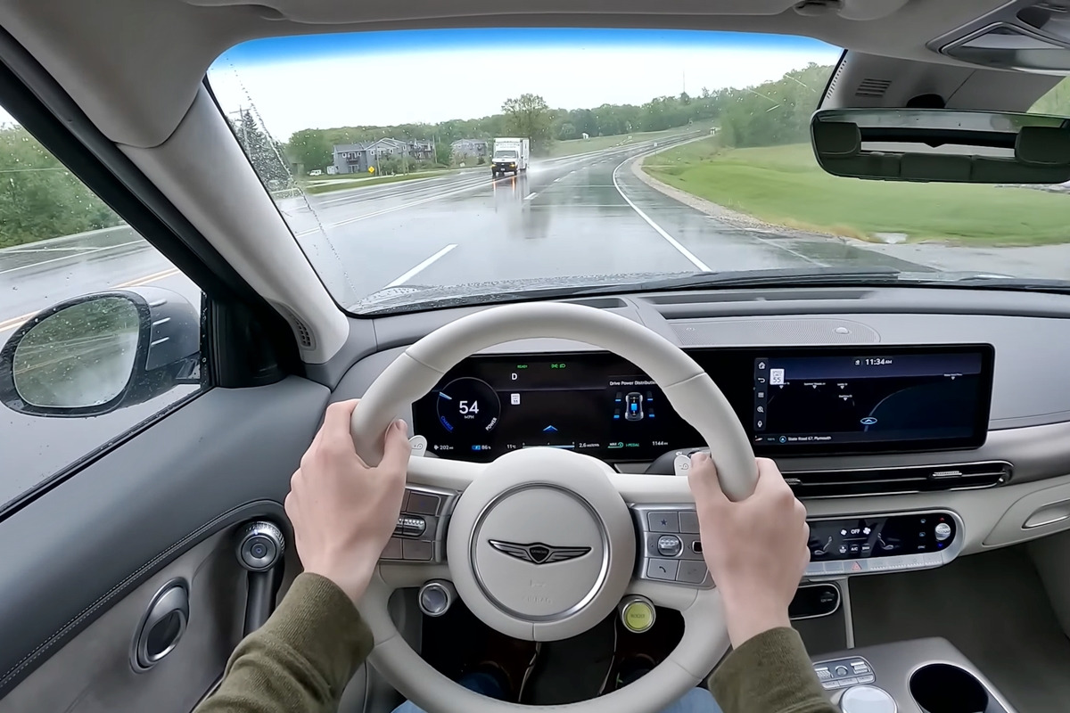 4_미국 도로를 주행하는 제네시스 GV60_유튜브 채널 'Winding Road Magazine'.jpg