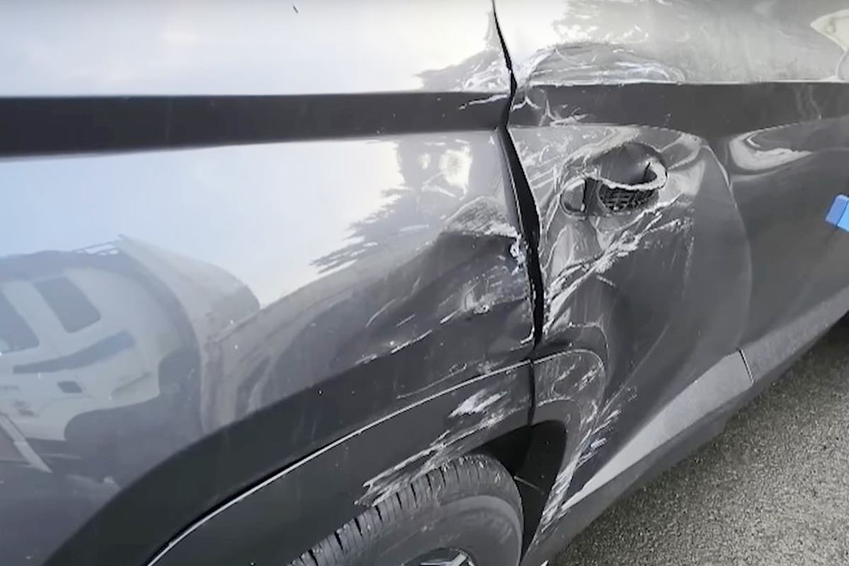 파손된 제보자의 차량 사진 출처 = Youtube '블박맛집'.jpg