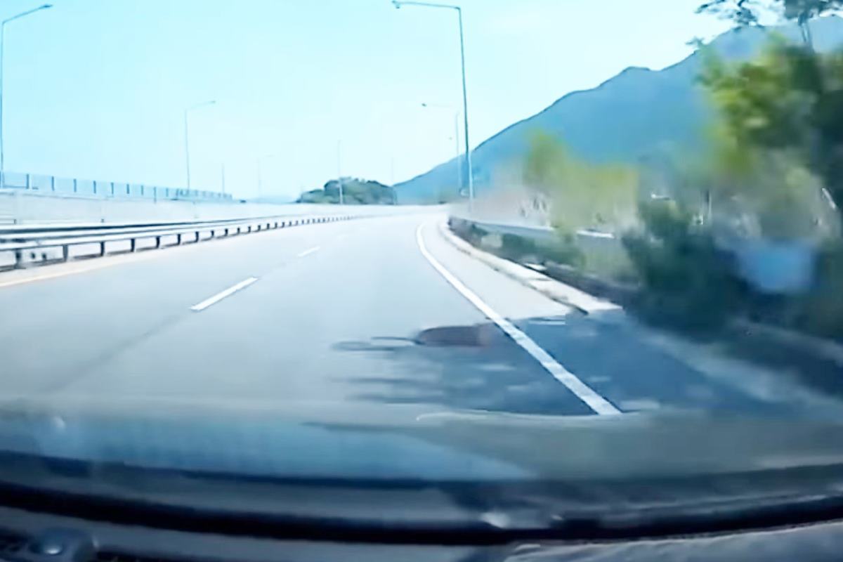 운전자 눈에 잘 보이지 않는 맨홀 사진 출처 = 유튜브 채널 '한문철TV'.jpg