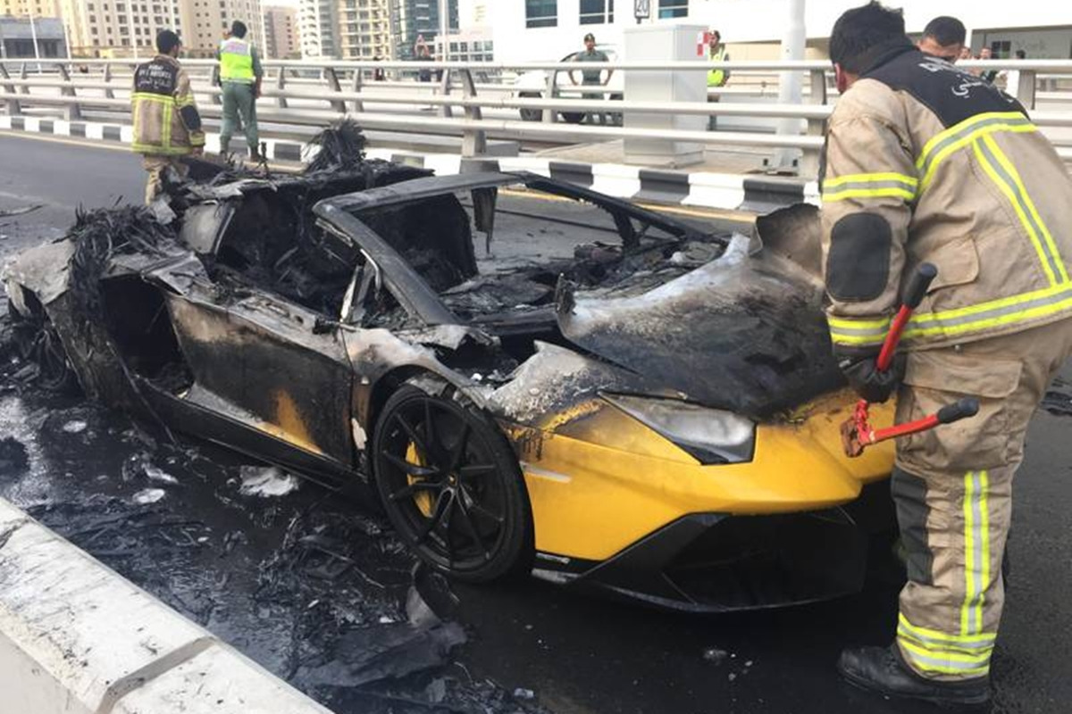 8_람보르기니 아벤타도르 화재_The National News.jpg