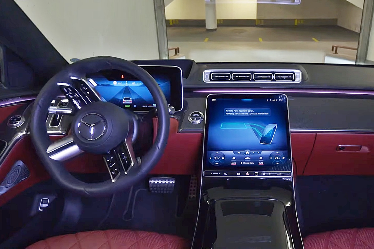 6_인텔리전트 파크 작동 중인 메르세데스-벤츠 S 클래스_유튜브 채널 '4Drive Time'.jpg