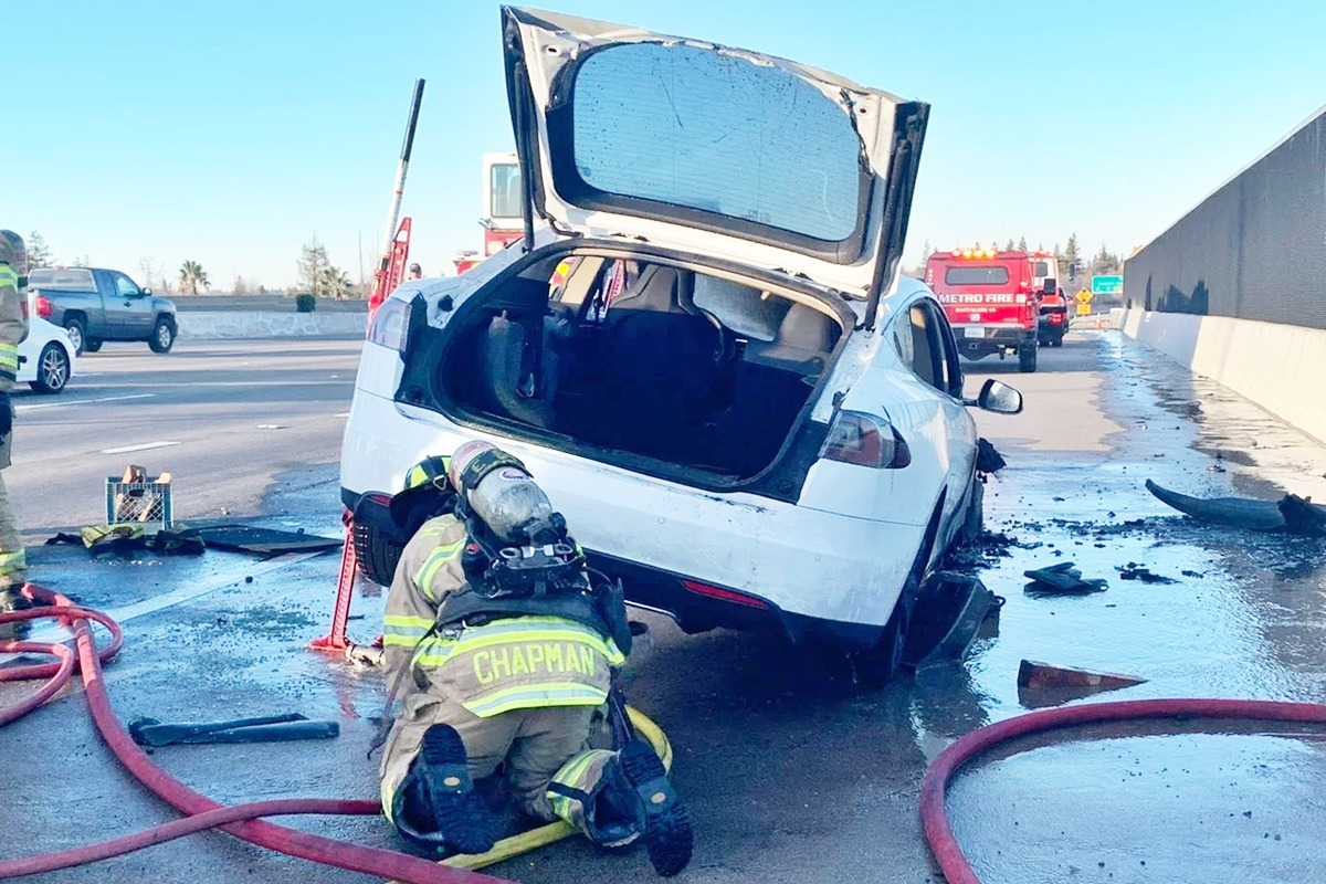 5_테슬라 모델 S 화재 진압_새크라멘토 메트로 소방국.jpg