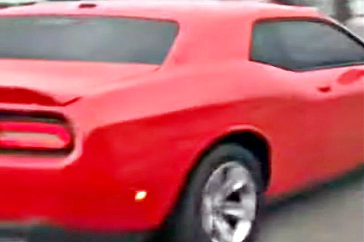 추격에 나서는 머스탱 Youtube Cars And Kicks.jpg