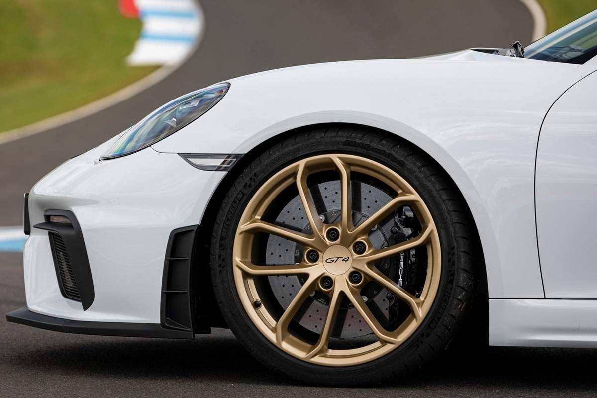 Porsche-718_Cayman_GT4-2020-1600-a6.jpg