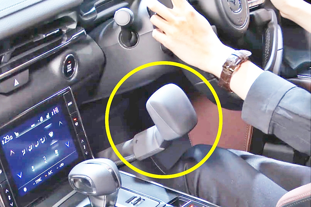 0_마쓰다 MX-30 SeDV 브레이크 레버_유튜브 채널 'Mazda Official Web'.jpg