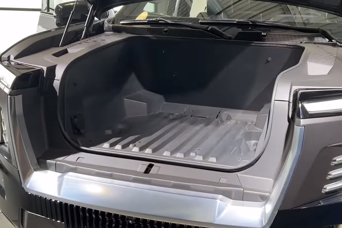 6_GMC 시에라 EV 프렁크_유튜브 채널 'The Fast Lane Truck'.jpg