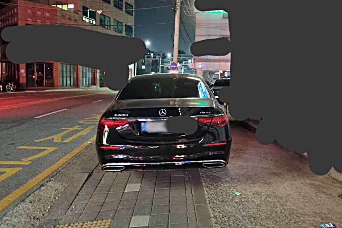 보도 위 불법 주정차를 신고한 사례 사진 출처 = '보배드림.jpg