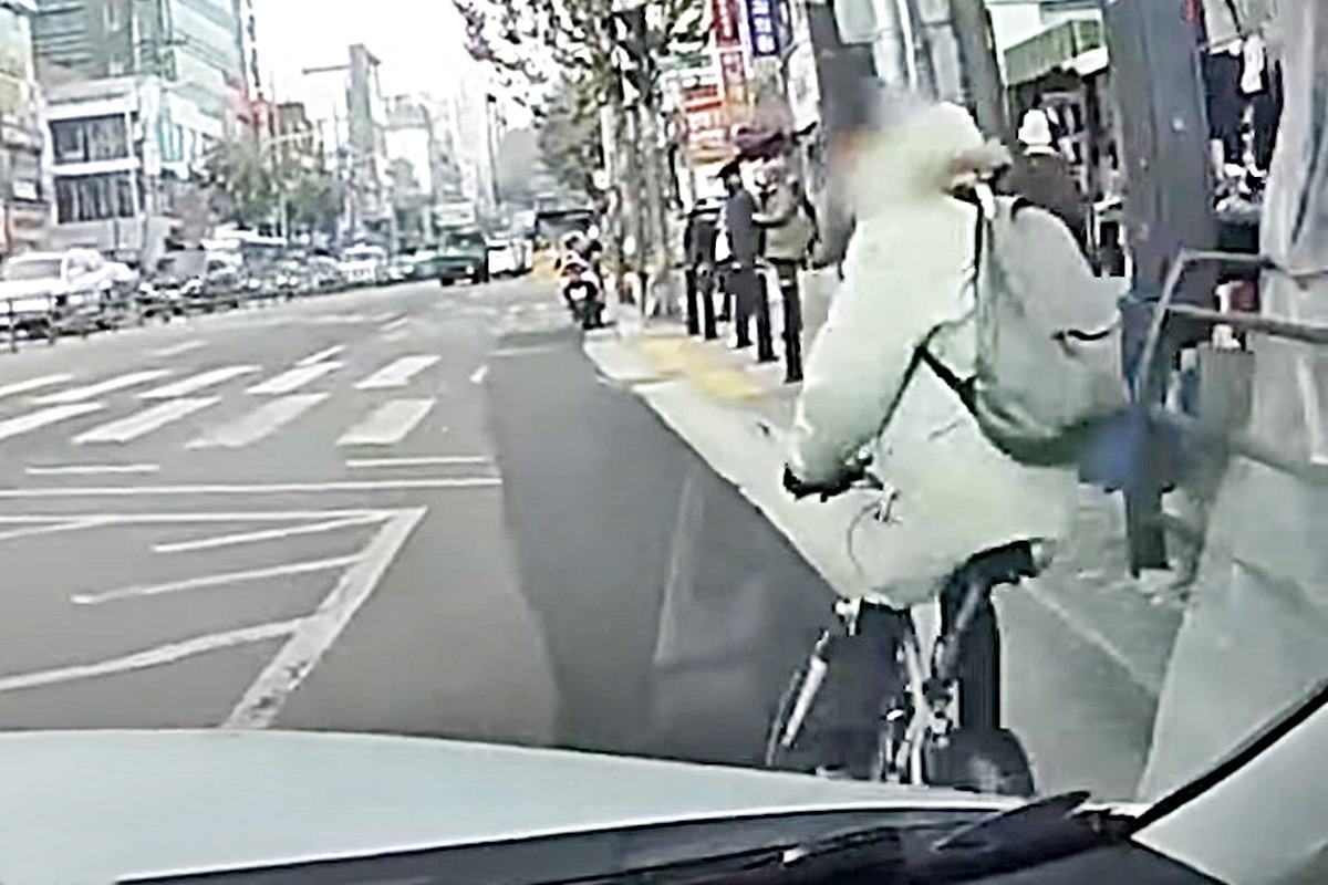 무리하게 우회전을 해서 차를 위협하는 자전거 사진 출처 = '블박맛집'.jpg