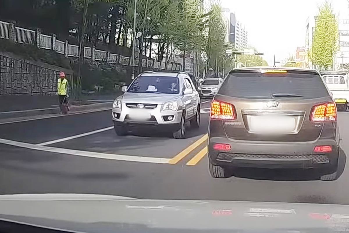 비보호 좌회전을 준비하는 사고 차량 사진 출처 = Youtube '블박맛집'.jpg