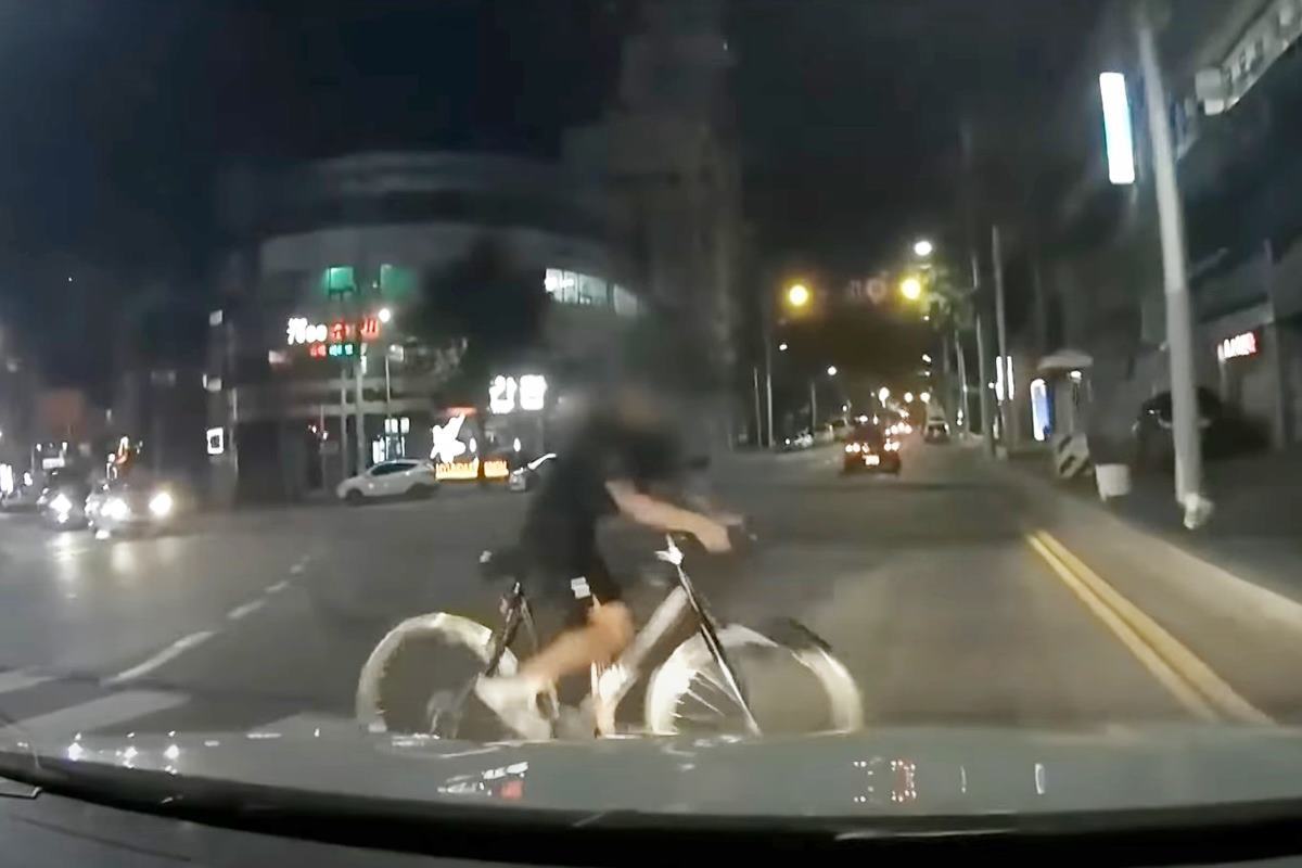 무단횡단을 하는 자전거 Youtube 한문철 TV.jpg