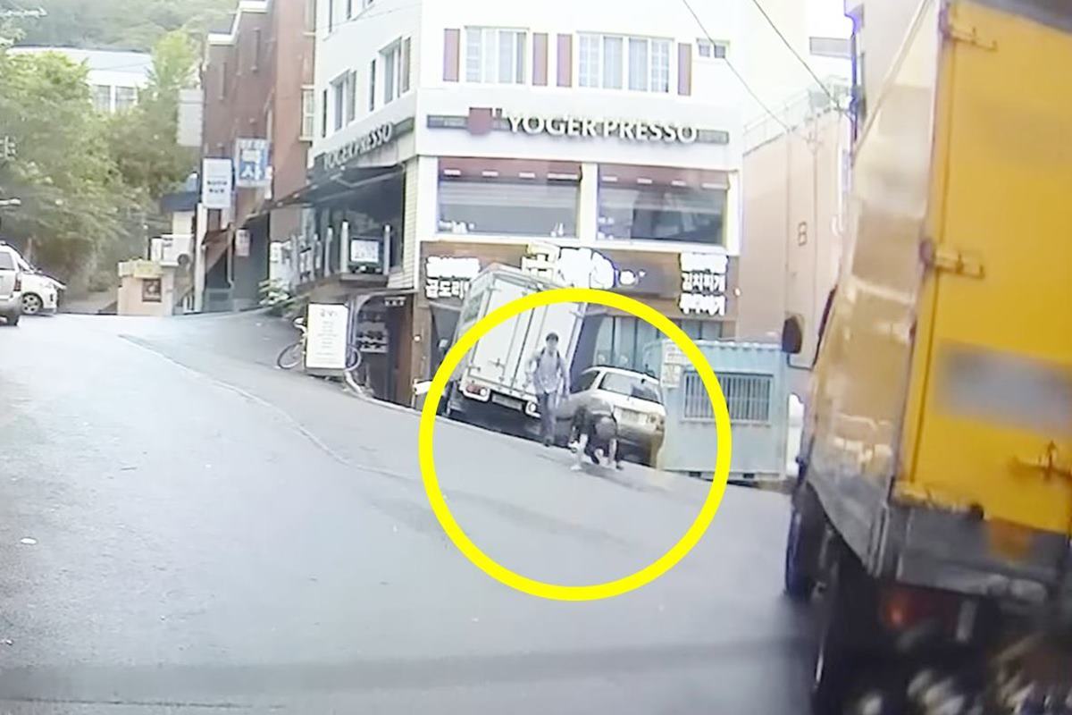 굴러오는 트럭과 넘어지는 트럭 기사 사진 출처 = 유튜브 채널 '한문철TV'.jpg