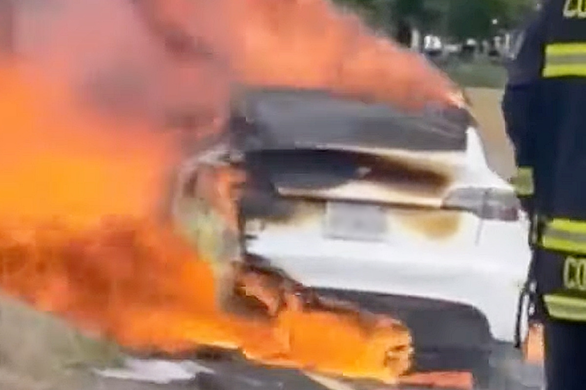 2_불길 치솟은 테슬라 모델 Y_유튜브 채널 'KCRA 3'.jpg