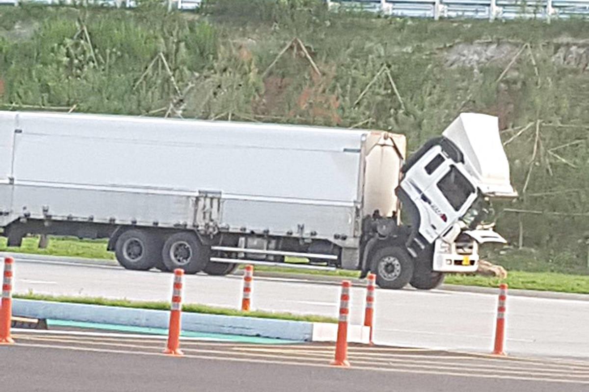 휴게소에서 휴식 중인 트럭 사진 출처 = '뽐뿌'.jpg