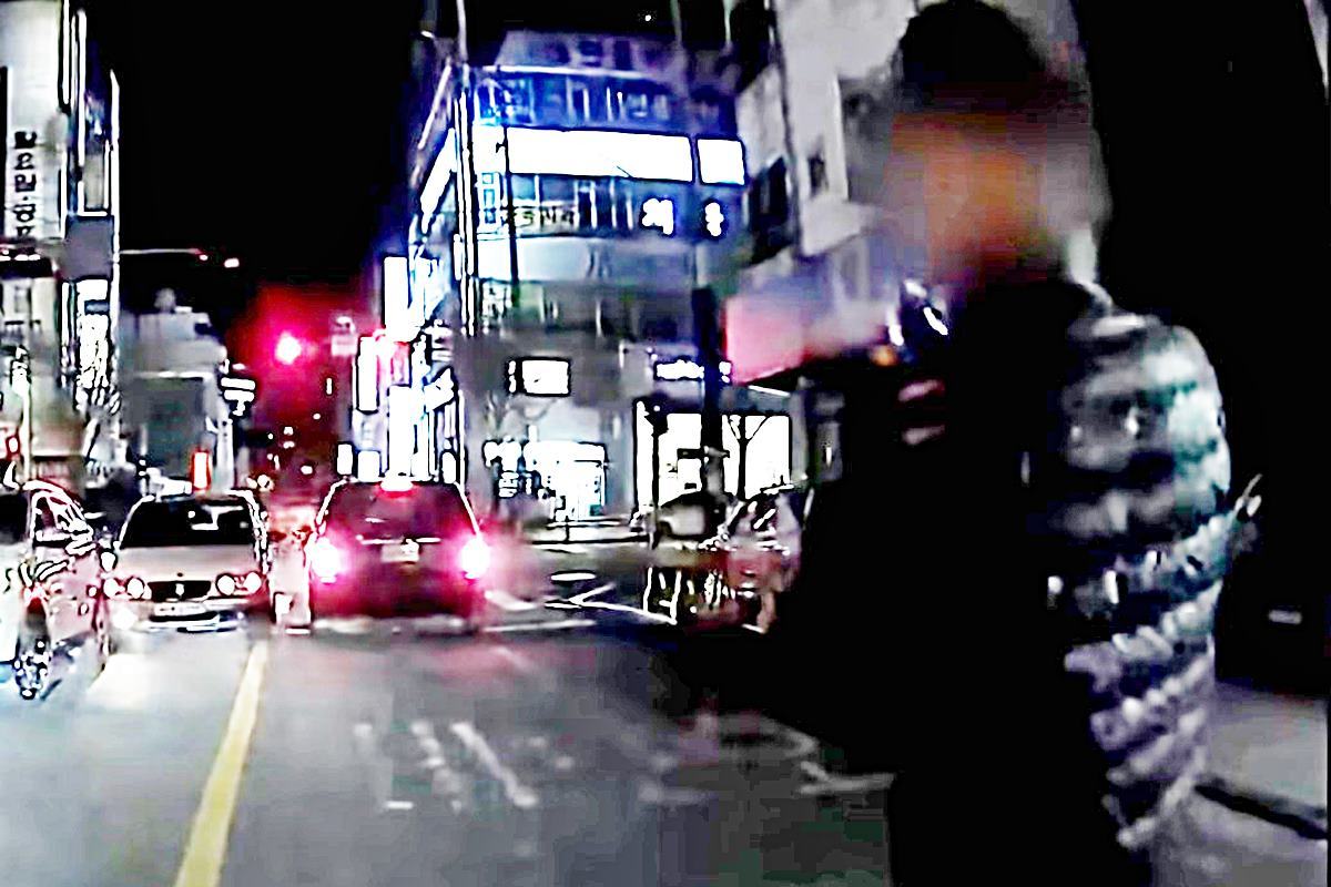 혼자 뒷걸음을 치며 부딪친 가해자 Youtube 맨인블박.jpg