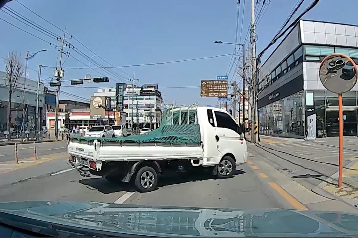 4_블박 차량을 가로막은 포터 차량_보배드림.jpg