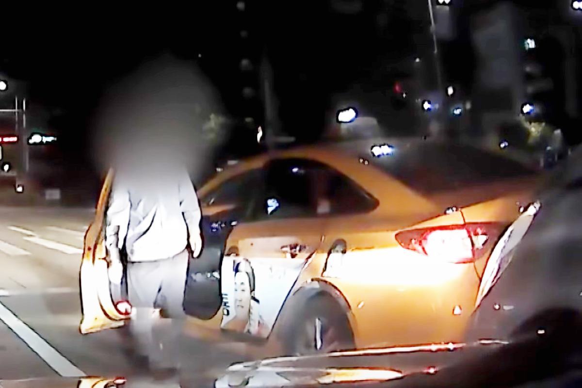 고의로 사고를 내곤 허리를 잡는 택시기사 사진 출처 = 유튜브 채널 '맨인블박'.jpg