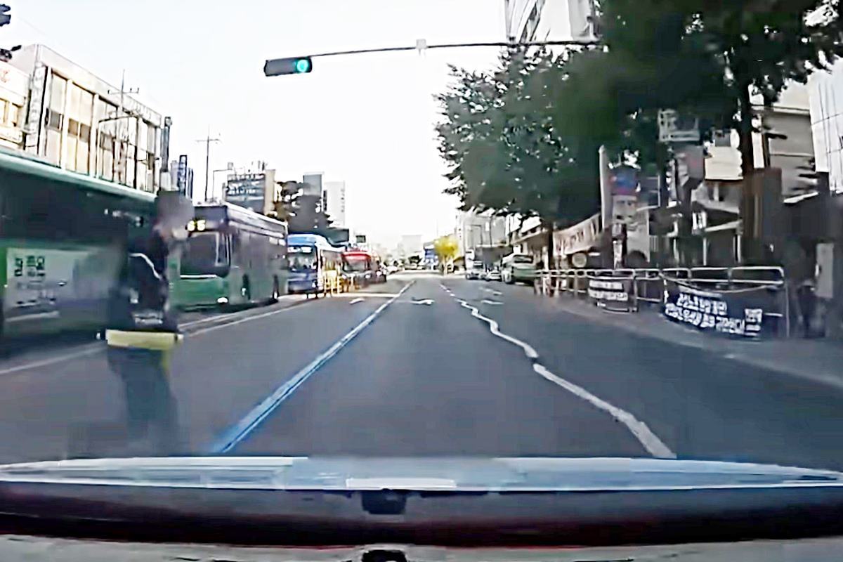 갑자기 달려드는 무단횡단자 사진 출처 = 유튜브 채널 '한문철TV'.jpg