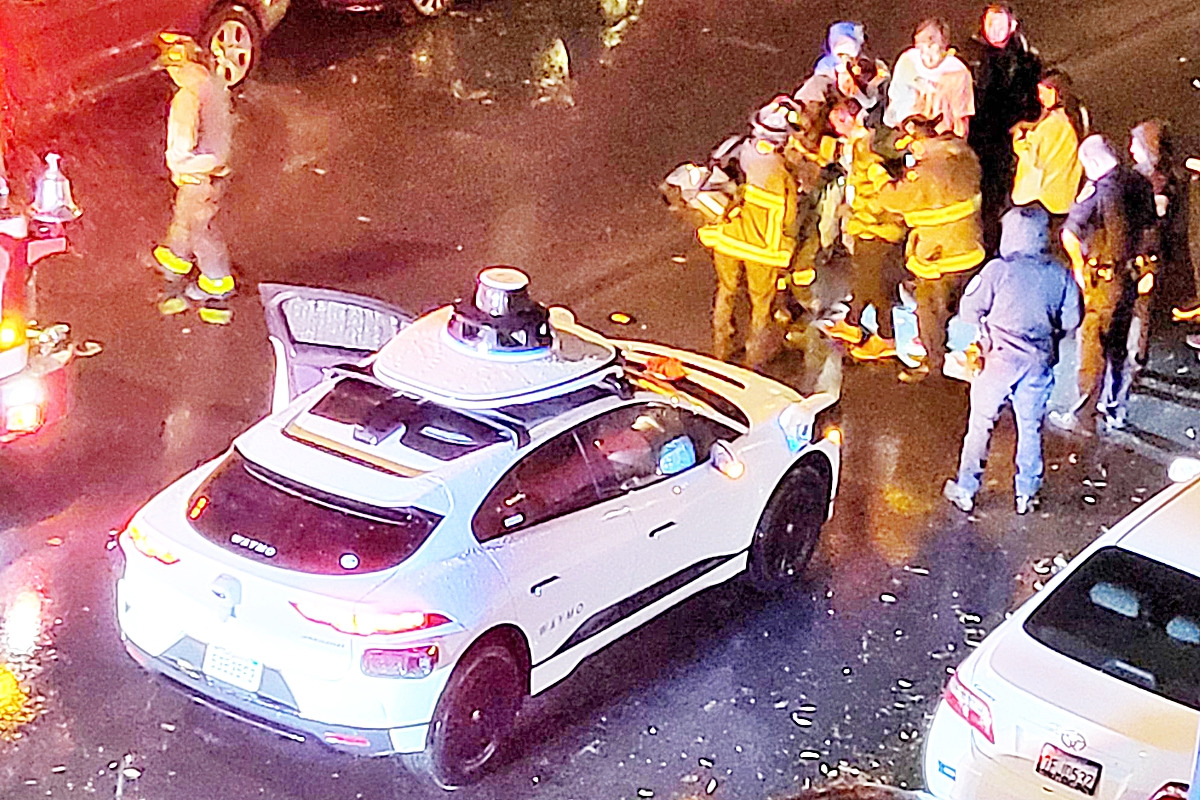 0_보행자를 친 웨이모 자율주행 택시(사건과 무관한 사진)_'The Last Driver License Holder'.jpg