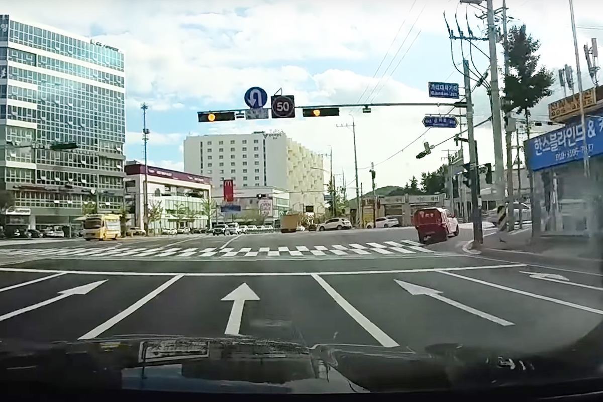 황색 신호에 교차로에 진입하는 경우 사진 출처 = 유튜브 채널 '한문철TV'.jpg