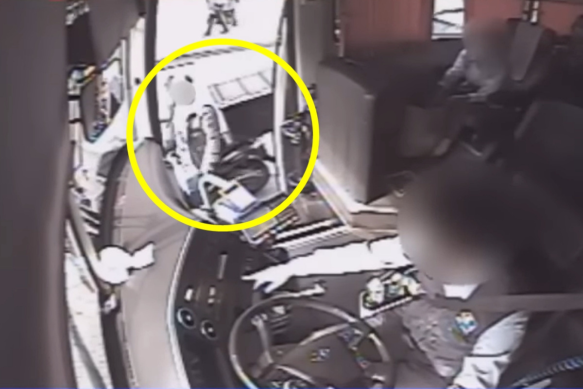 2_버스 기사에게 항의하는 오토바이 운전자_유튜브 채널 '한문철 TV'.jpg