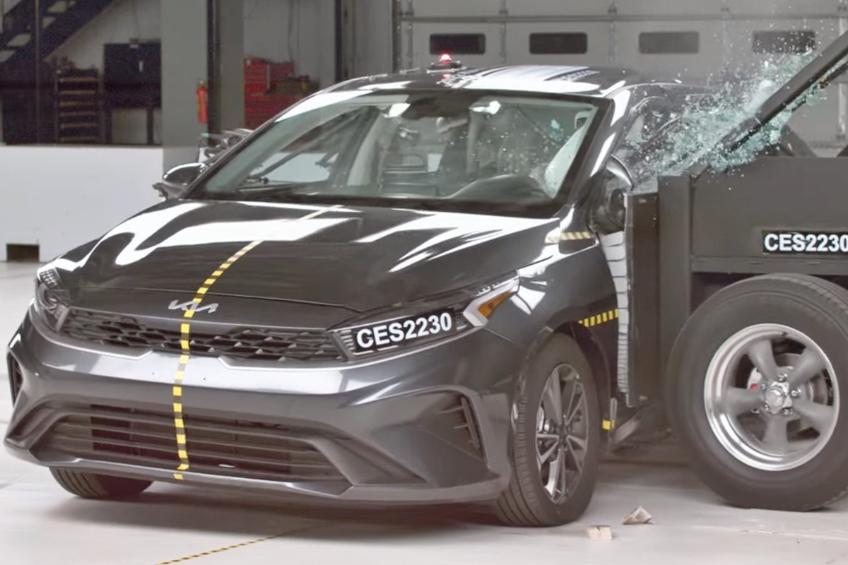 7_K3 신규 측면 충돌 테스트_유튜브 채널 'IIHS'.jpg